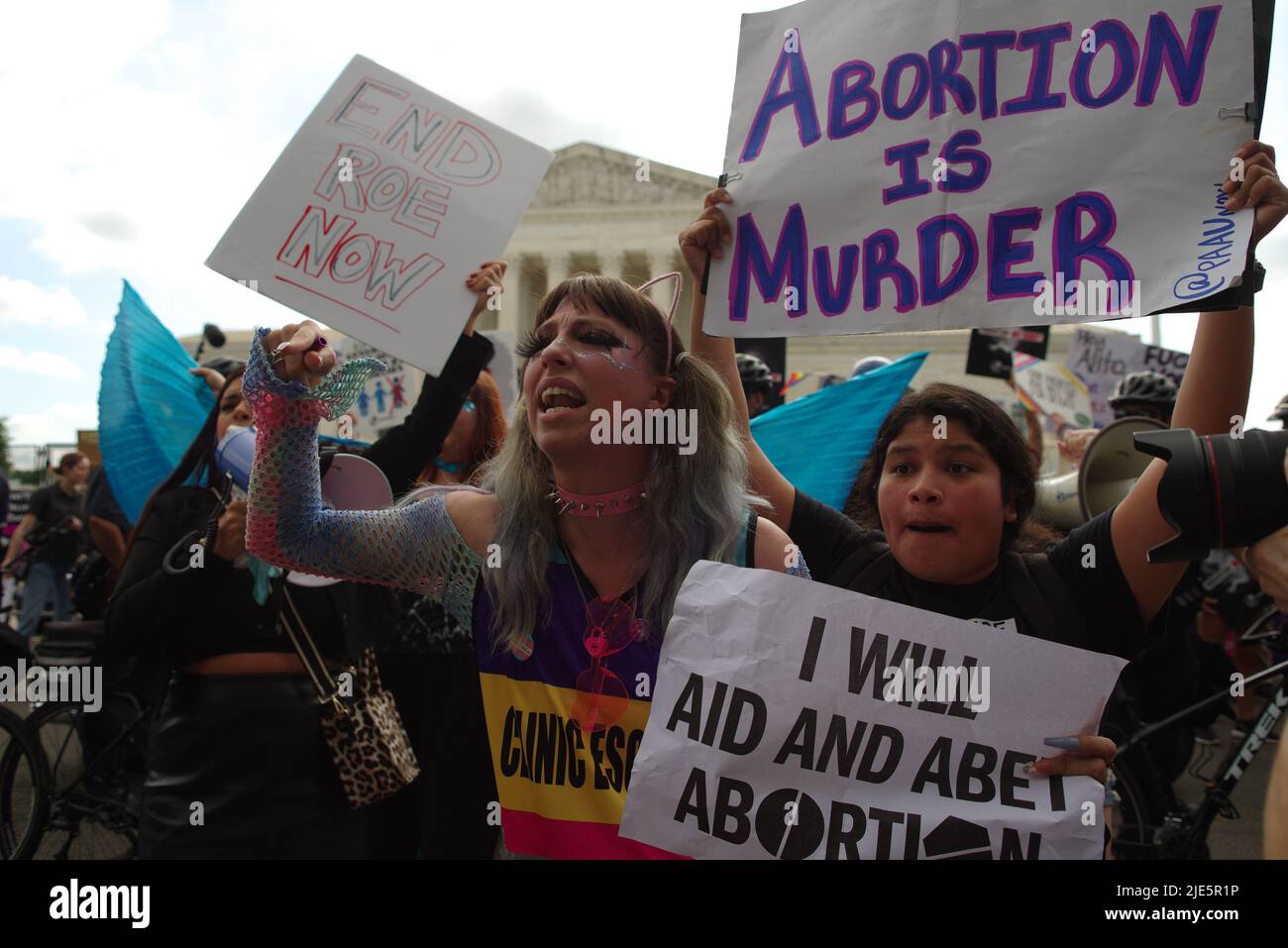 Demonstranten auf beiden Seiten der Abtreibungsdebatte versammelten sich vor dem Obersten Gerichtshof der USA, als sie Roe v. Wade am 24. Juni 2022 umstürzen. Stockfoto