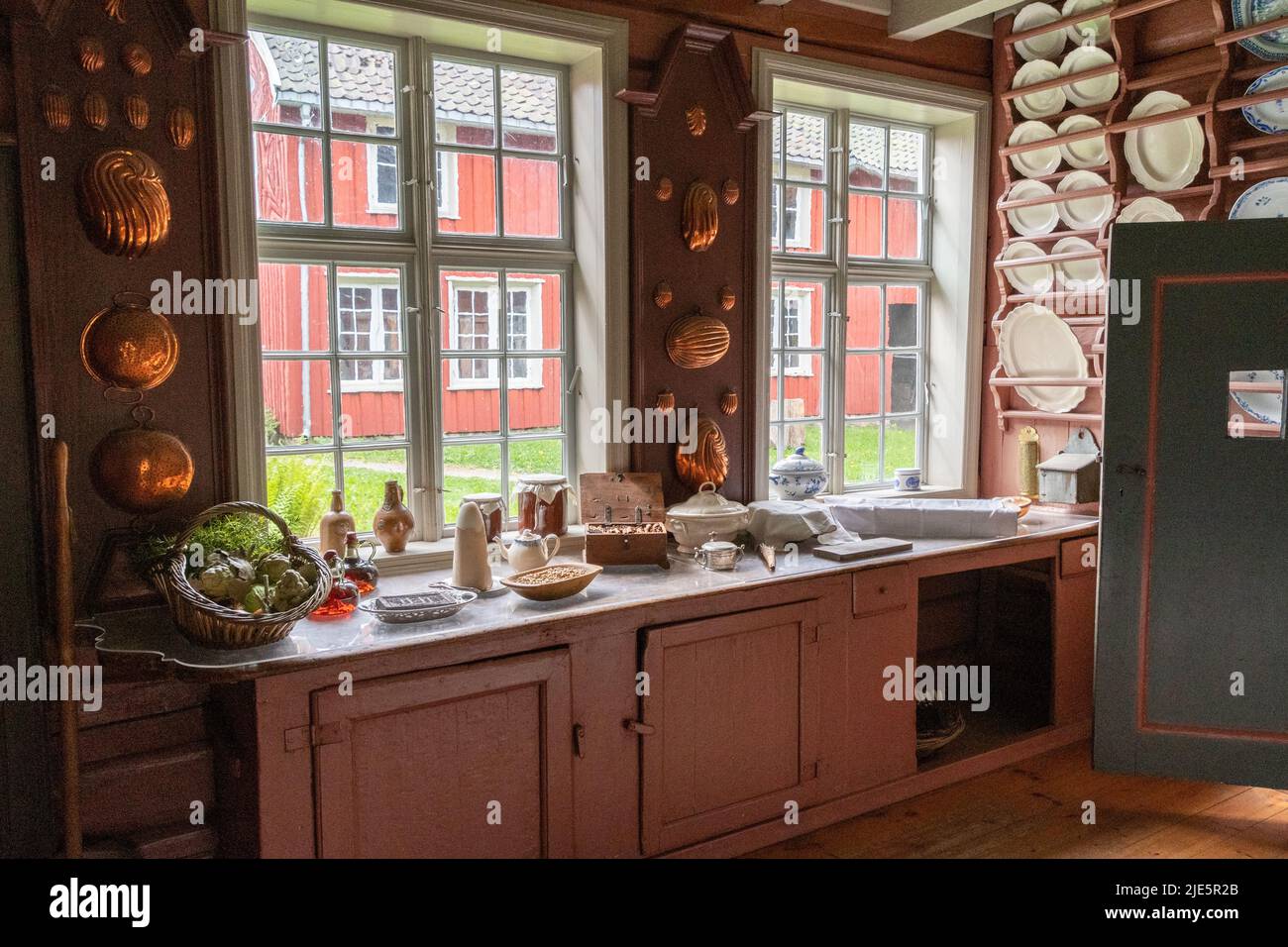 Das Kichen eines alten Bauernhauses im Norwegischen Museum für Kulturgeschichte in Oslo. Stockfoto