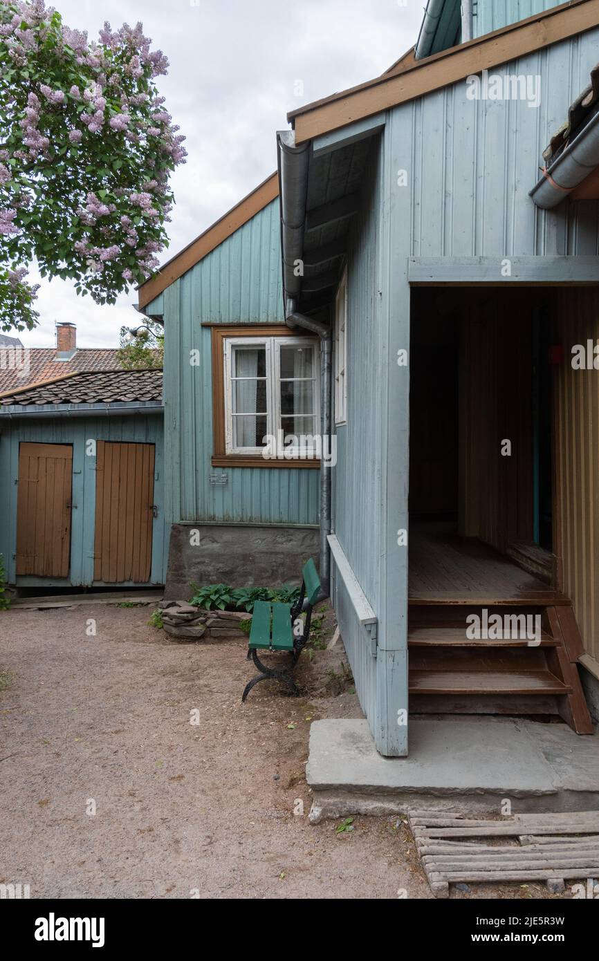 Eintritt in ein kleines Haus im Norwegischen Museum für Kulturgeschichte in Oslo. Stockfoto