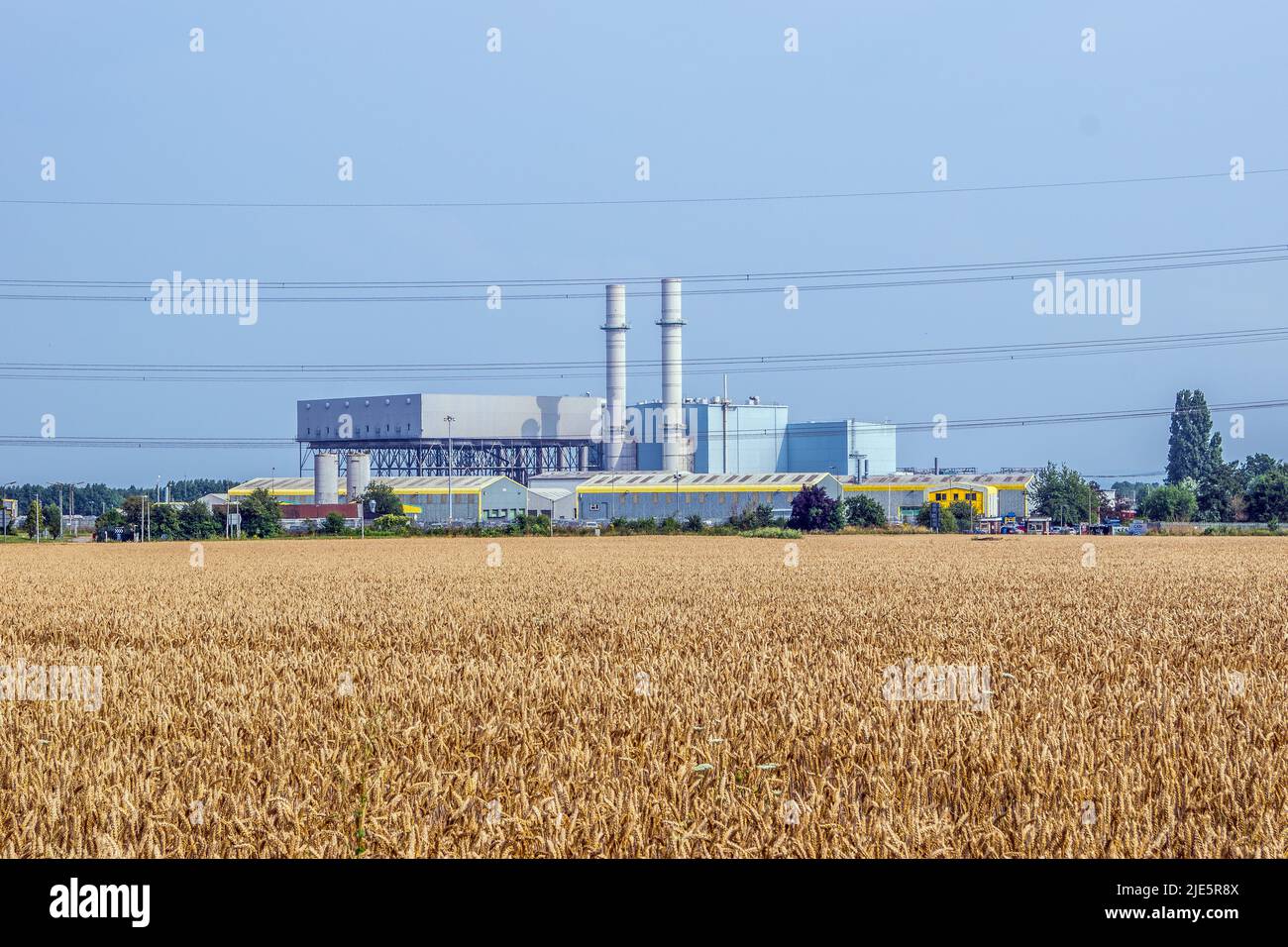 Damhead Creek Power Station auf der Isle of Grain, Kent, England, Großbritannien - 2021. Blick vom Feld aus. Stockfoto