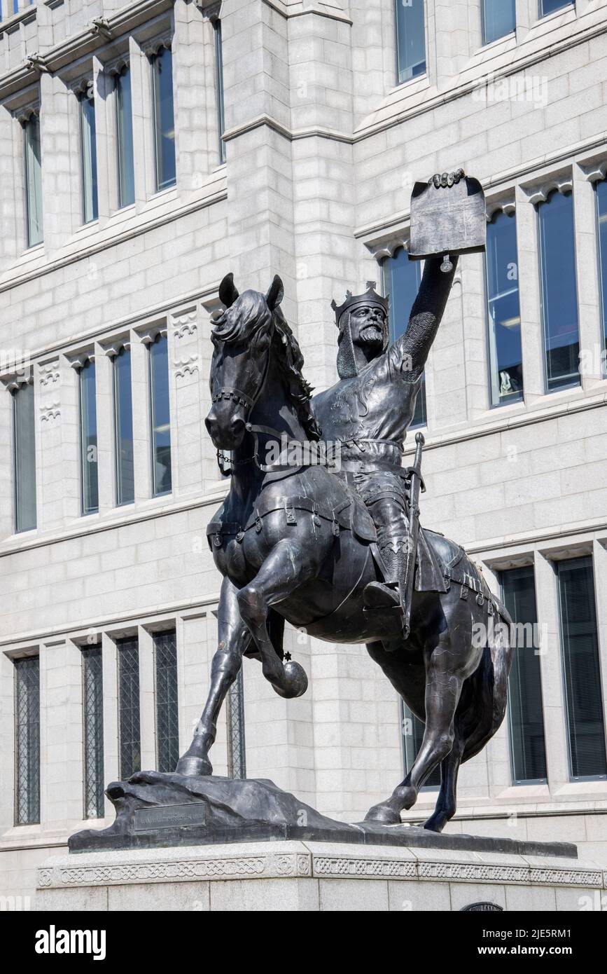 Statue von robert the bruce vor dem marischal College ein Teil der Universität von aberdeen beherbergt heute den stadtrat aberdeen scotland Stockfoto