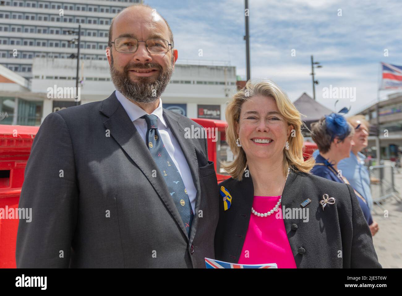 Southend on Sea, Großbritannien. 25.. Juni 2022. Anna Firth, konservative Abgeordnete für Southend West, mit James Duddridge, konservativer Abgeordneter für Rochford und Southend East. Parade zum Tag der Streitkräfte und Freiluftdienst in der High Street, Southend. Penelope Barritt/Alamy Live News Stockfoto