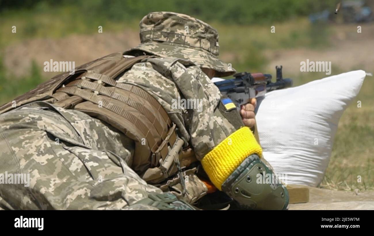 Ukrainisches Militär schießt aus einem Maschinengewehr Stockfoto