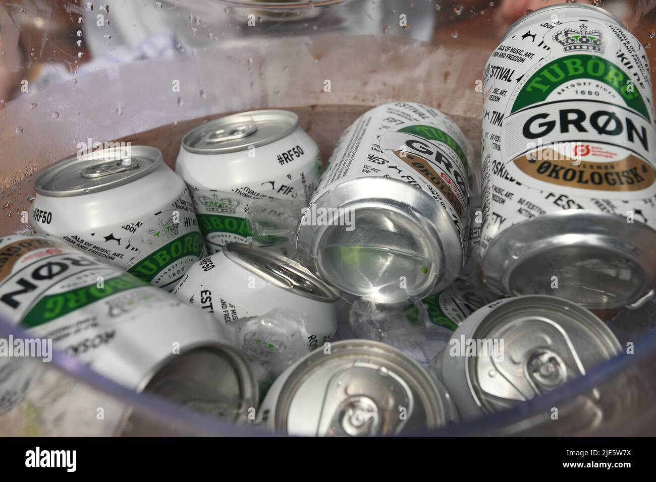 Kopenhagen /Dänemark/25 June 2022/Tubrg Bier kann mit kommerziellem Roskild Musikfestival gratis Bier distructe to people just mmake Point about Roskild Festival 2022 in Roskild Stadt in Dänemark. (Foto..Francis Joseph Dean/Dean Picturs. Stockfoto