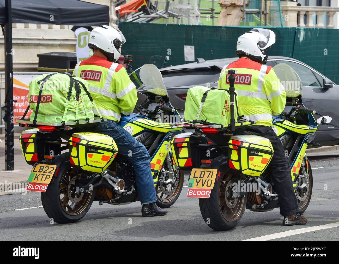 Brighton UK 25. June 2022 - Blutträger-Motorräder nehmen heute an der Rallye London to Brighton Electric Vehicle 2. Teil : Credit Simon Dack / Alamy Live News Stockfoto