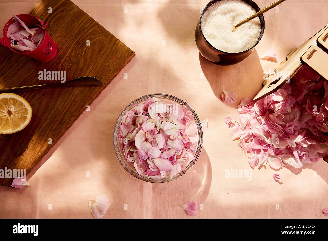 Ästhetische hausgemachte Bio-rustikale Konfitüre, die mit Zucker, Zitronen- und Teerobsenblättern zubereitet wird. Natürliche Schatten. Gesundes Rezept. Lifestyle-Fotografie. Draufsicht Stockfoto