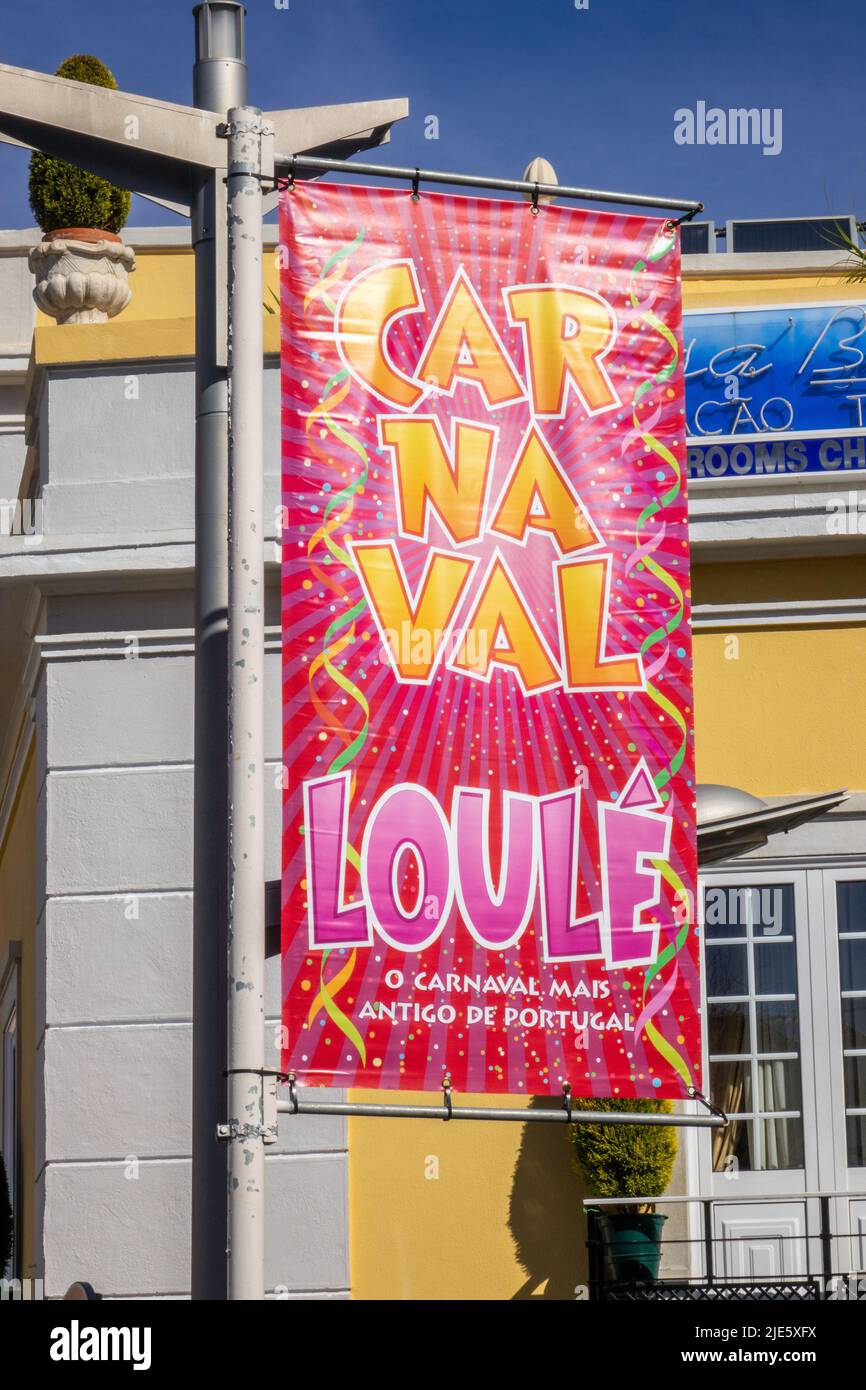 Lampost Banner Flaggenschild Werbung Für Die Jährliche Karneval Loule An Der Algarve Portugal Stockfoto