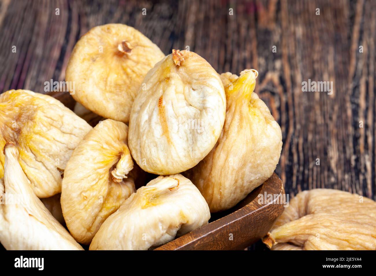 Getrocknete Feigenfrüchte auf dem Tisch, leckere orientalische Süßigkeiten von reifen Feigen, die im Sonnenlicht getrocknet sind Stockfoto