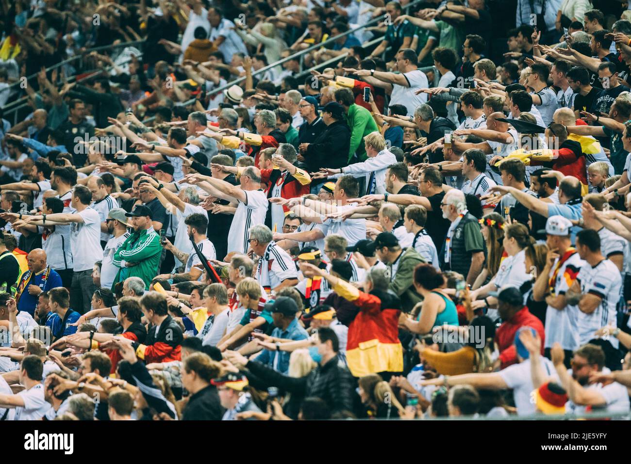 Mönchengladbach, Borussia-Park, 14.06.22: LaOla in der Fankurve, Fanblock, beim Länderspiel zwischen Deutschland vs. Italien. Foto: pressefoto Mika V Stockfoto