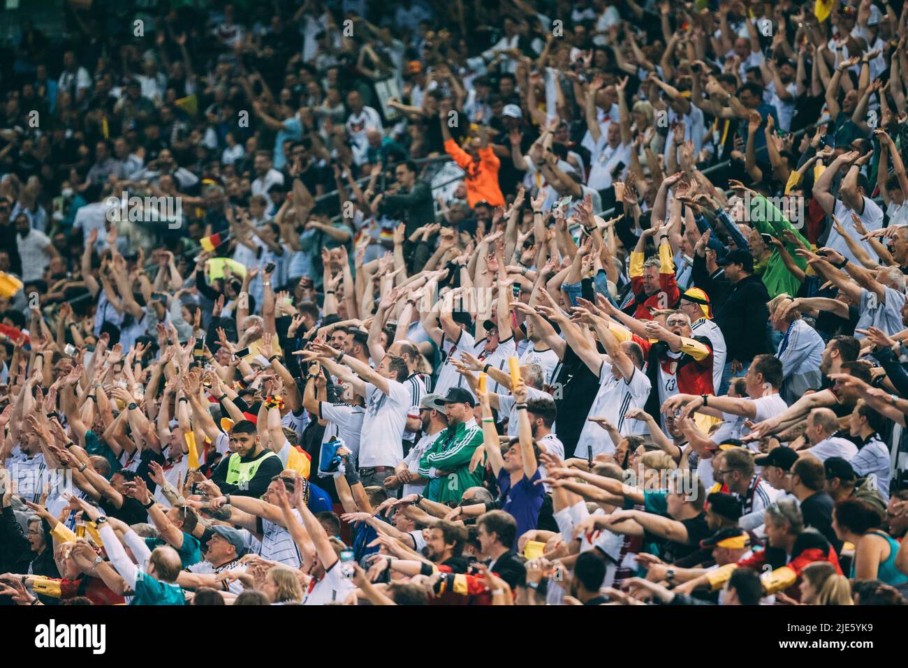 Mönchengladbach, Borussia-Park, 14.06.22: LaOla in der Fankurve, Fanblock, beim Länderspiel zwischen Deutschland vs. Italien. Foto: pressefoto Mika V Stockfoto
