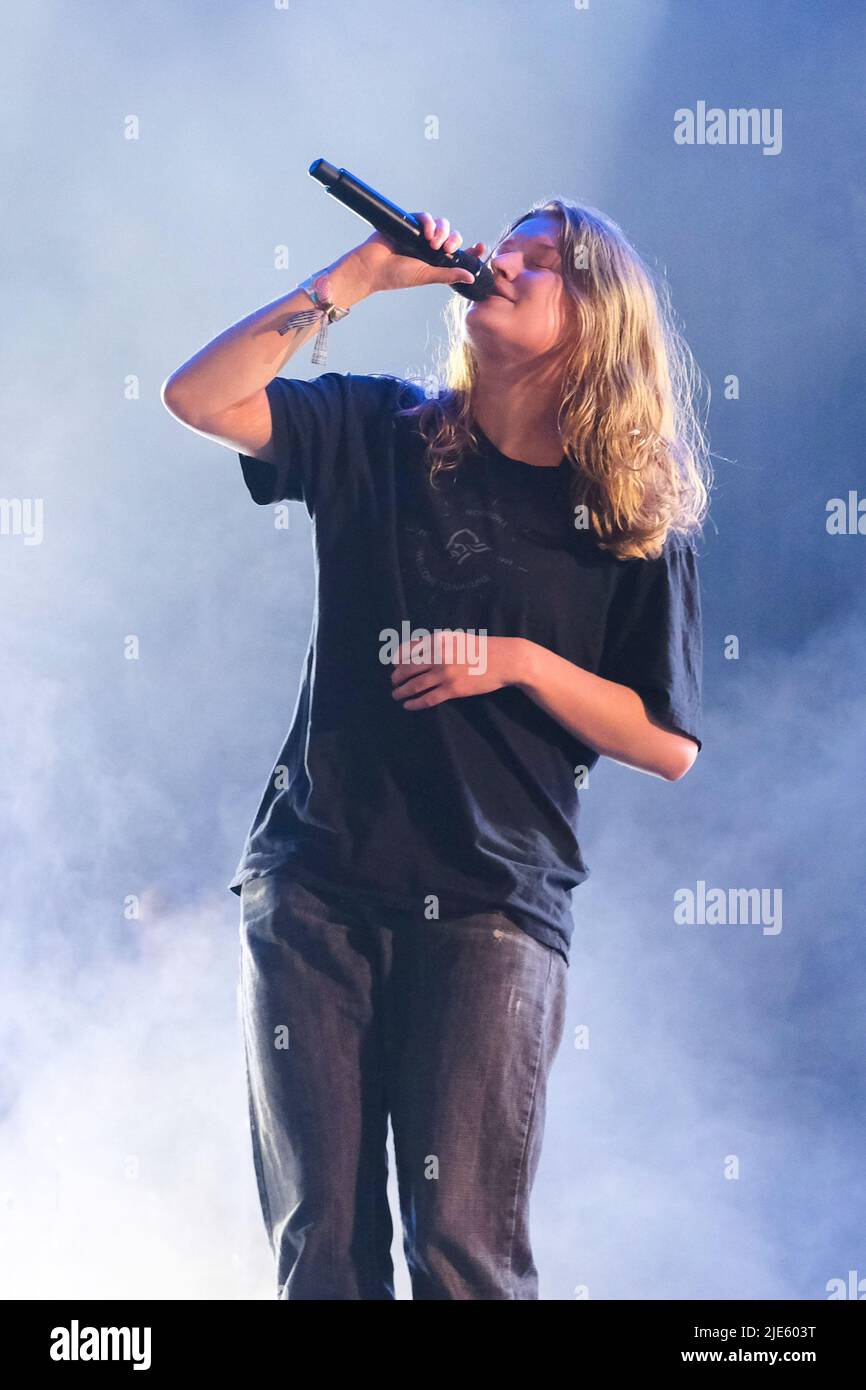 Scandipop die norwegische Indie-Pop-Sängerin Marie Ulven Ringheim, die professionell als Girl in Red bekannt ist, tritt live auf der John Peel Bühne beim Glastonbury Festival auf. (Foto von Dawn Fletcher-Park / SOPA Images/Sipa USA) Stockfoto
