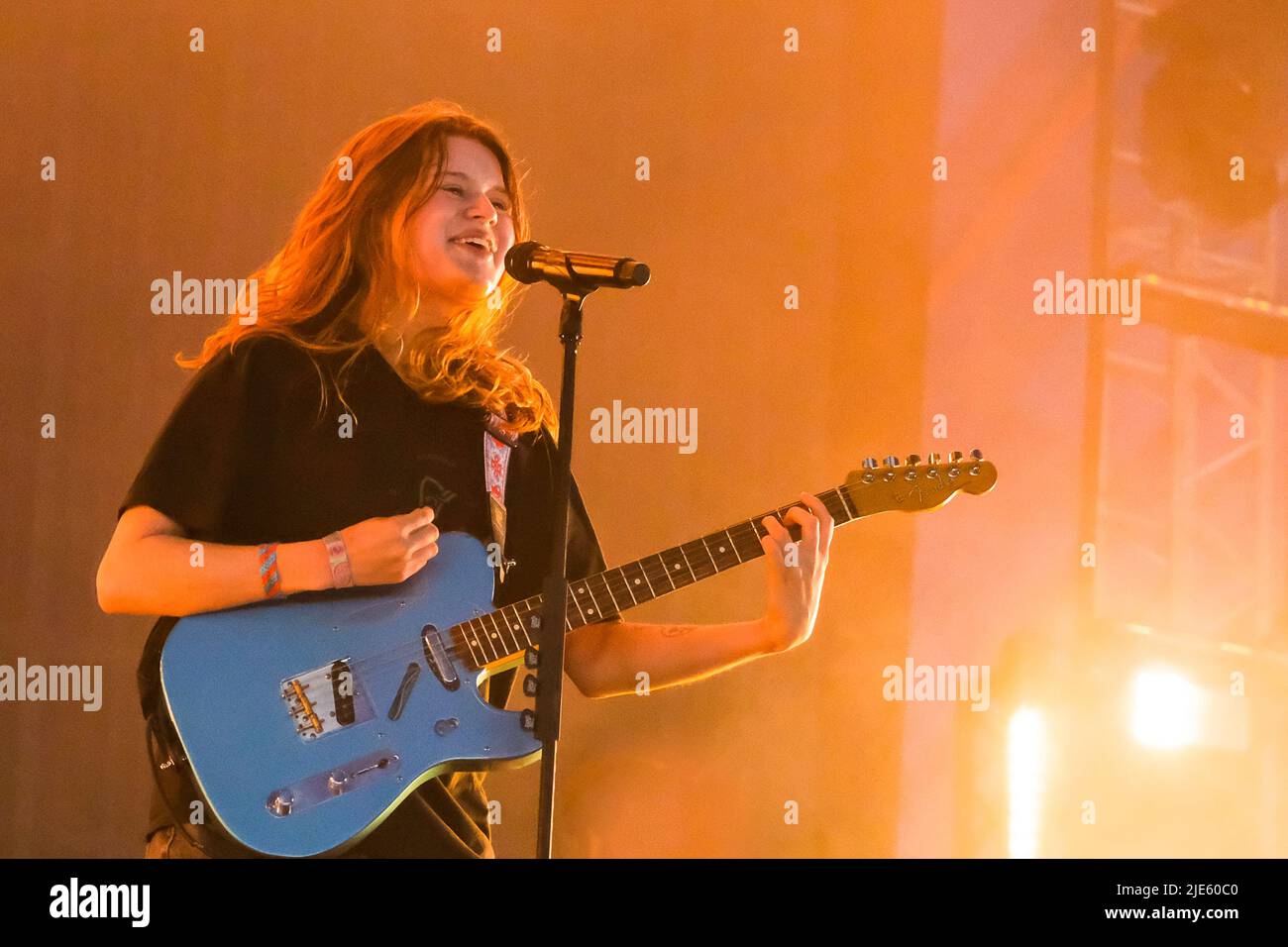 Pilton, Großbritannien. 24.. Juni 2022. Scandipop die norwegische Indie-Pop-Sängerin Marie Ulven Ringheim, die professionell als Girl in Red bekannt ist, tritt live auf der John Peel Bühne beim Glastonbury Festival auf. (Foto von Dawn Fletcher-Park/SOPA Images/Sipa USA) Quelle: SIPA USA/Alamy Live News Stockfoto