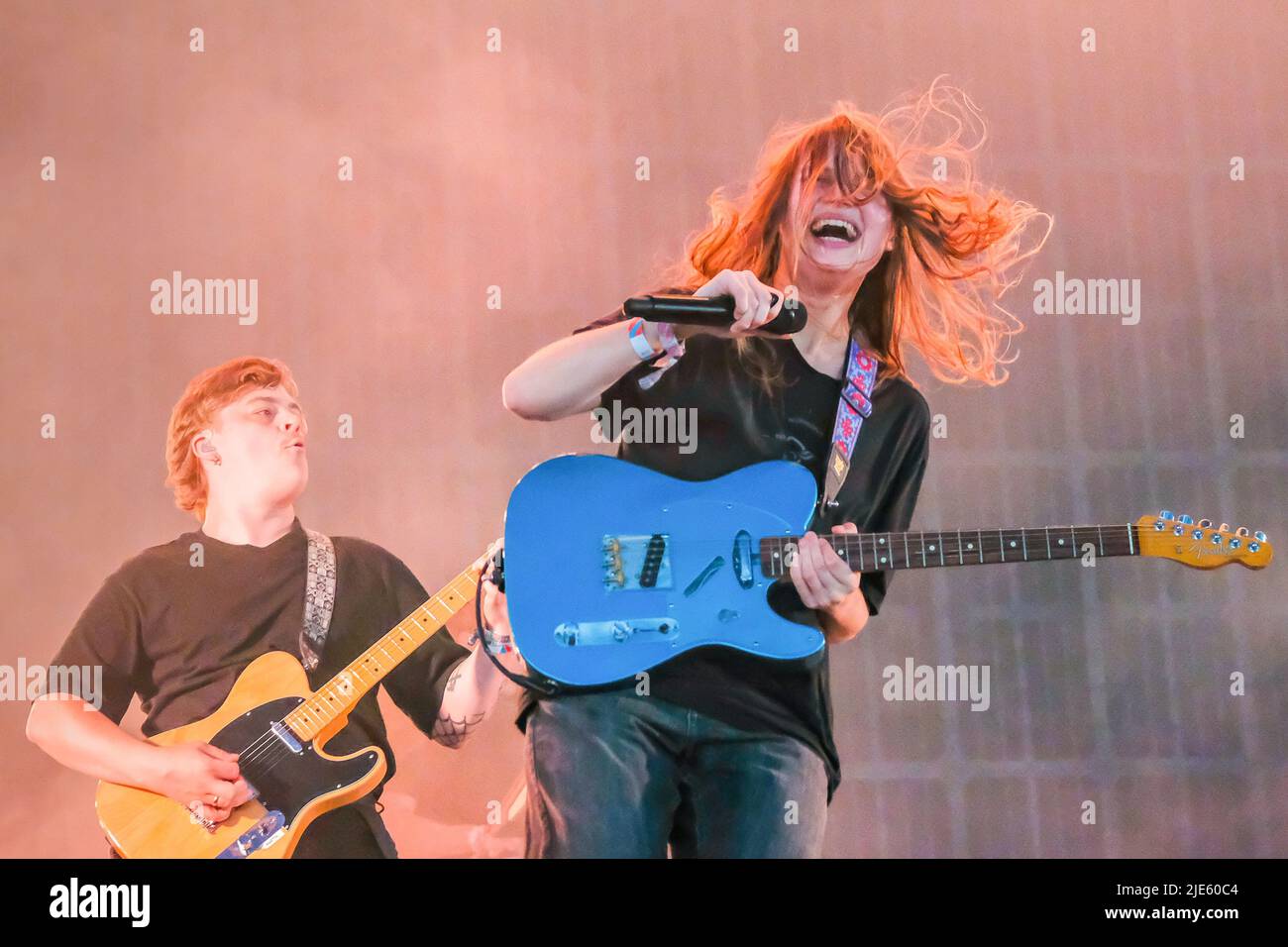 Pilton, Großbritannien. 24.. Juni 2022. Scandipop die norwegische Indie-Pop-Sängerin Marie Ulven Ringheim, die professionell als Girl in Red bekannt ist, tritt live auf der John Peel Bühne beim Glastonbury Festival auf. (Foto von Dawn Fletcher-Park/SOPA Images/Sipa USA) Quelle: SIPA USA/Alamy Live News Stockfoto