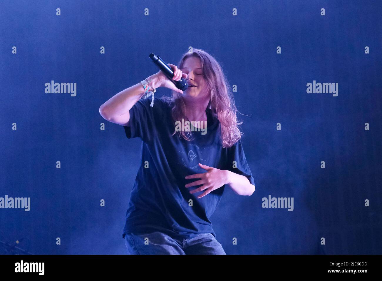 Pilton, Großbritannien. 24.. Juni 2022. Scandipop die norwegische Indie-Pop-Sängerin Marie Ulven Ringheim, die professionell als Girl in Red bekannt ist, tritt live auf der John Peel Bühne beim Glastonbury Festival auf. (Foto von Dawn Fletcher-Park/SOPA Images/Sipa USA) Quelle: SIPA USA/Alamy Live News Stockfoto