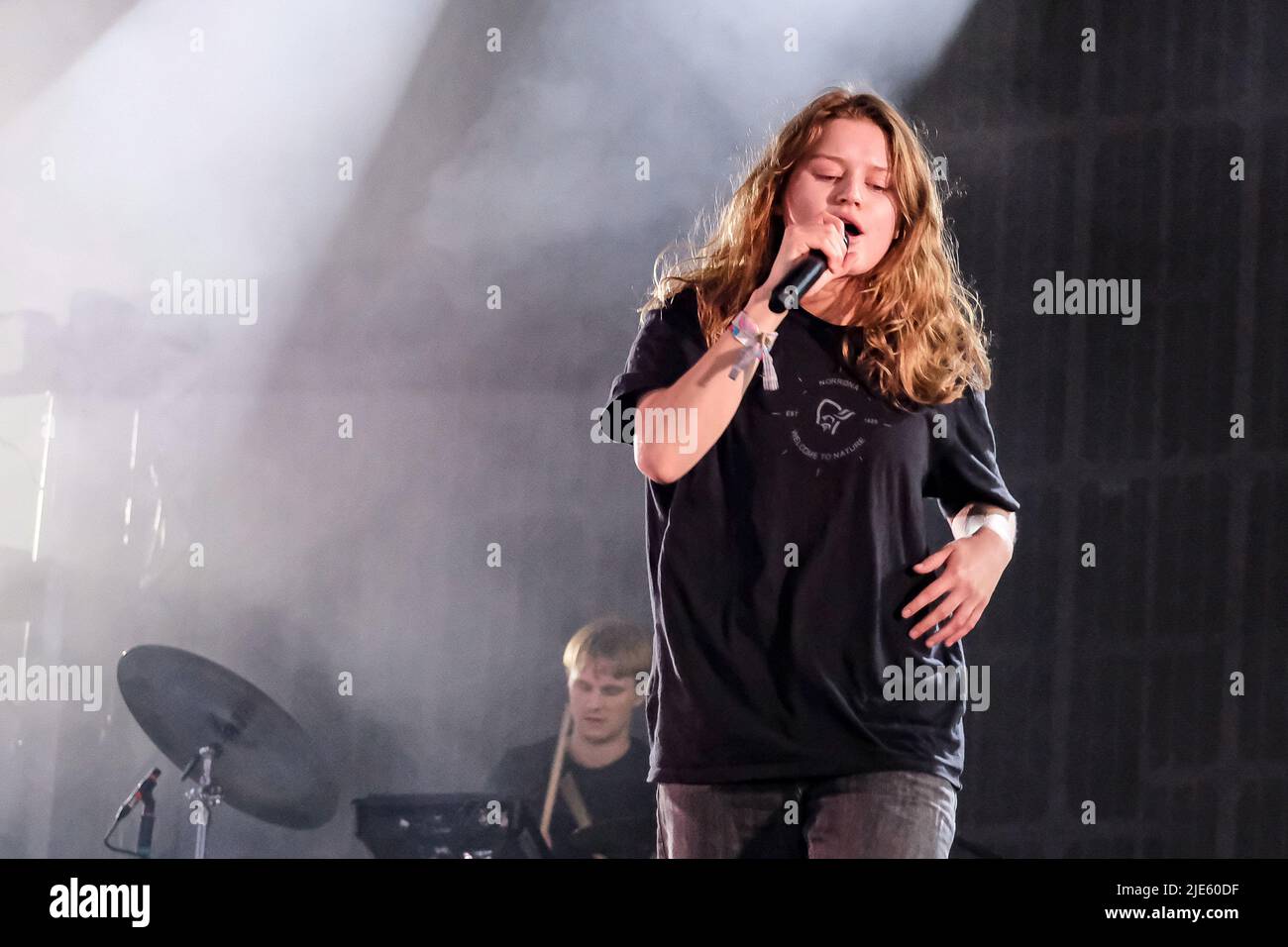 Pilton, Großbritannien. 24.. Juni 2022. Scandipop die norwegische Indie-Pop-Sängerin Marie Ulven Ringheim, die professionell als Girl in Red bekannt ist, tritt live auf der John Peel Bühne beim Glastonbury Festival auf. (Foto von Dawn Fletcher-Park/SOPA Images/Sipa USA) Quelle: SIPA USA/Alamy Live News Stockfoto