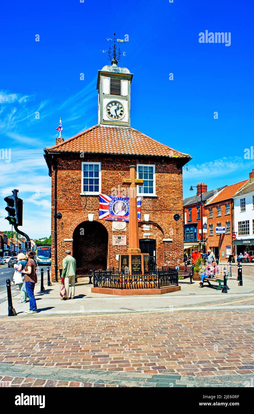 Yarm Town Hall mit Queens Platinum Jubilee Banner, Yarm on Tees, Nordostengland Stockfoto