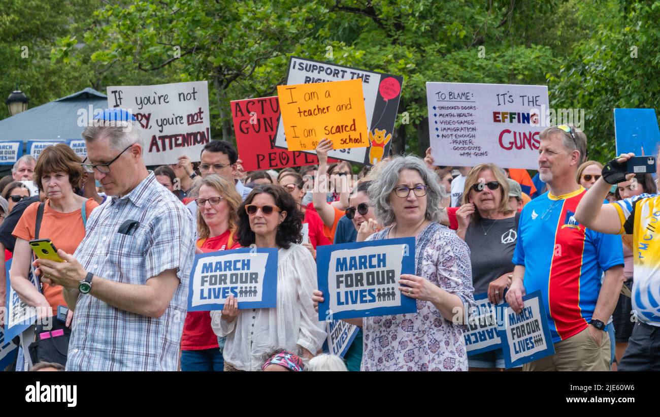 Protestkundgebung „March for Our Lives“ in Boston, Massachusetts, USA. Demonstranten, die Anti-Pistole-Schilder halten, die ein Gesetz zum gesunden Menschenverstand fordern. Stockfoto