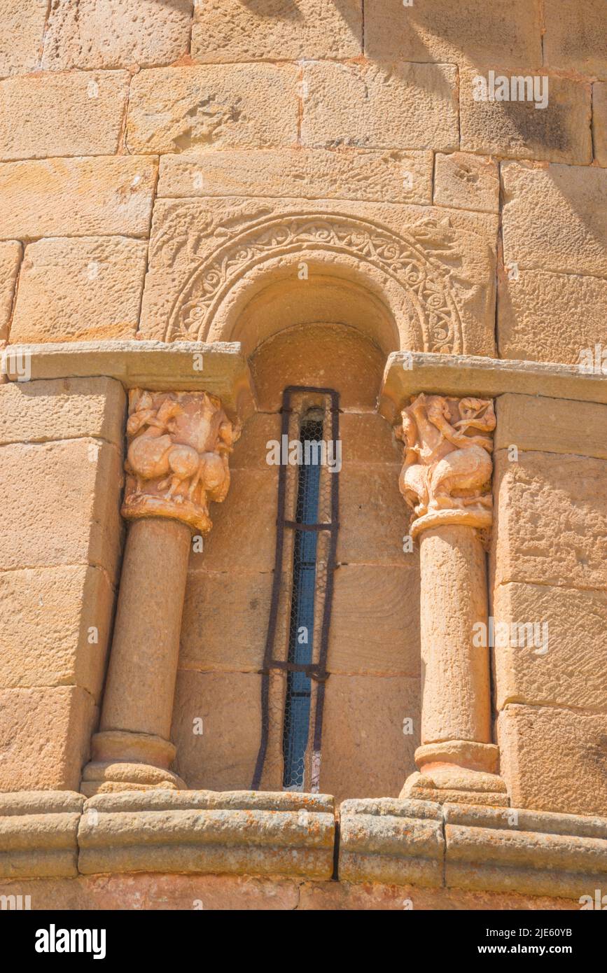 Fenster der Apsis. Kirche Nuestra Señora de la Asuncion, Jaramillo de la Fuente, Provinz Burgos, Castilla Leon, Spanien. Stockfoto