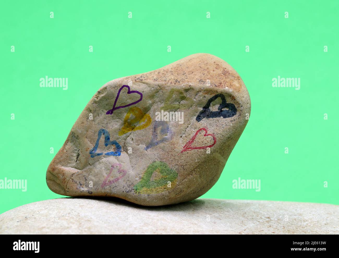 Bunte Herzform auf Stein gezeichnet Stockfoto