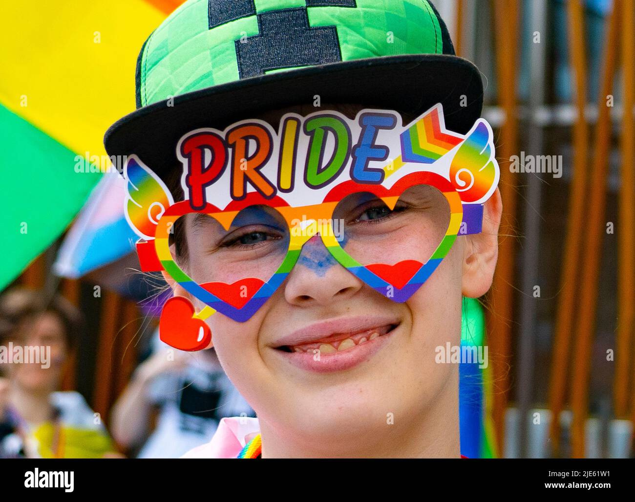 Edinburgh, Schottland, Großbritannien. 25. Juni 2022. Der jährliche Pride Edinburgh march findet heute im Stadtzentrum von Edinburgh statt. Tausende von Menschen trafen sich vor dem schottischen Parlament in Holyrood, bevor sie durch die Altstadt marschierten, um sich am Bristo Square zu versammeln. Iain Masterton/Alamy Live News Stockfoto