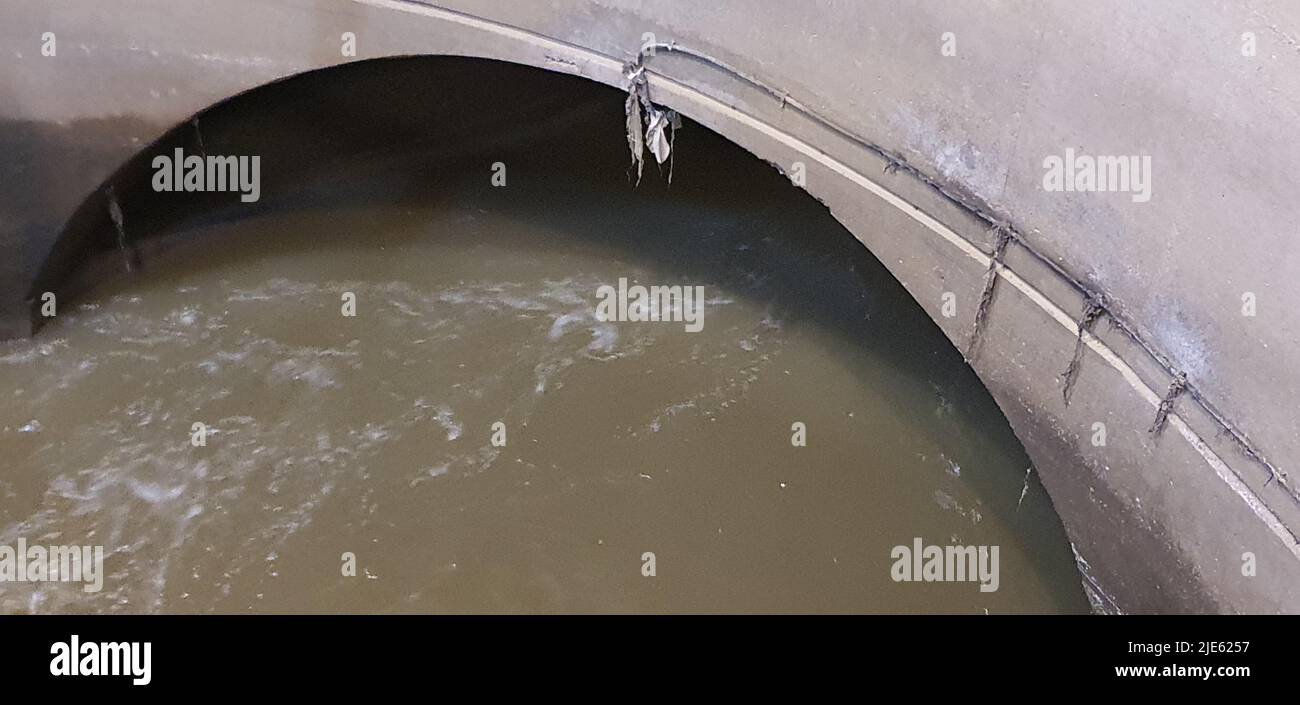 Wasser, das durch einen unterirdischen Tunnel läuft und Wasser aus der Stadt sammelt Stockfoto