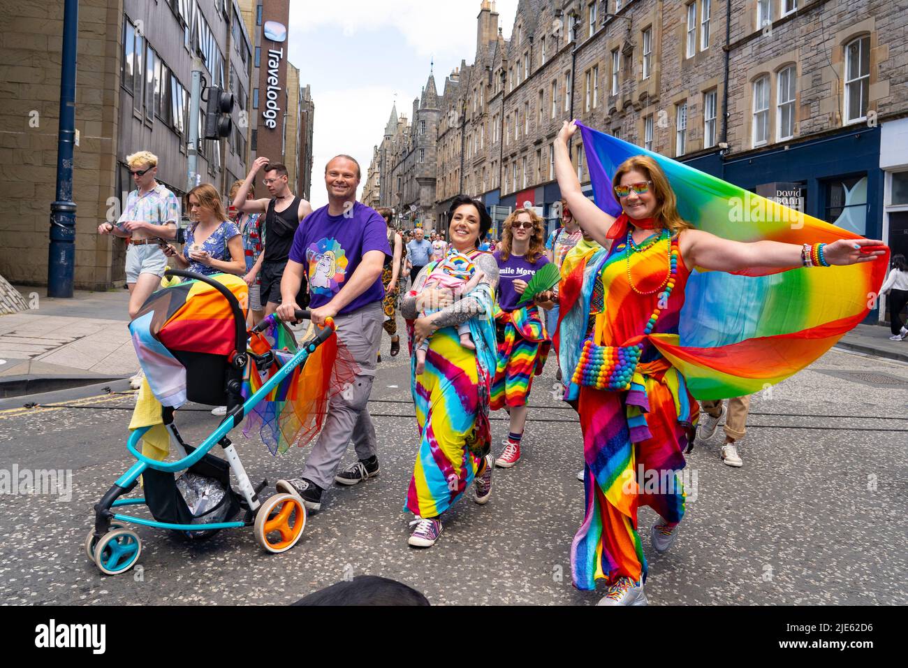 Edinburgh, Schottland, Großbritannien. 25. Juni 2022. Der jährliche Pride Edinburgh march findet heute im Stadtzentrum von Edinburgh statt. Tausende von Menschen trafen sich vor dem schottischen Parlament in Holyrood, bevor sie durch die Altstadt marschierten, um sich am Bristo Square zu versammeln. Iain Masterton/Alamy Live News Stockfoto