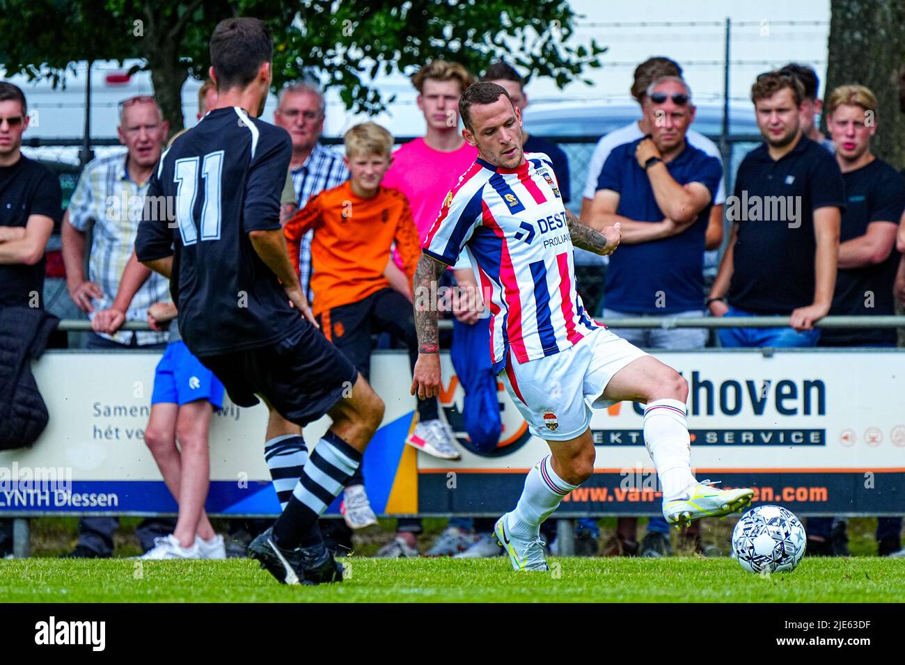 DIESSEN, NIEDERLANDE - 25. JUNI: Thibaut Lesquoy von Willem II. Während des Freundschaftsspiels zwischen RKDSV und Willem II beim Sportvereniging RKDSV am 25. Juni 2022 in Diessen, Niederlande (Foto: Geert van Erven/Orange Picts) Stockfoto