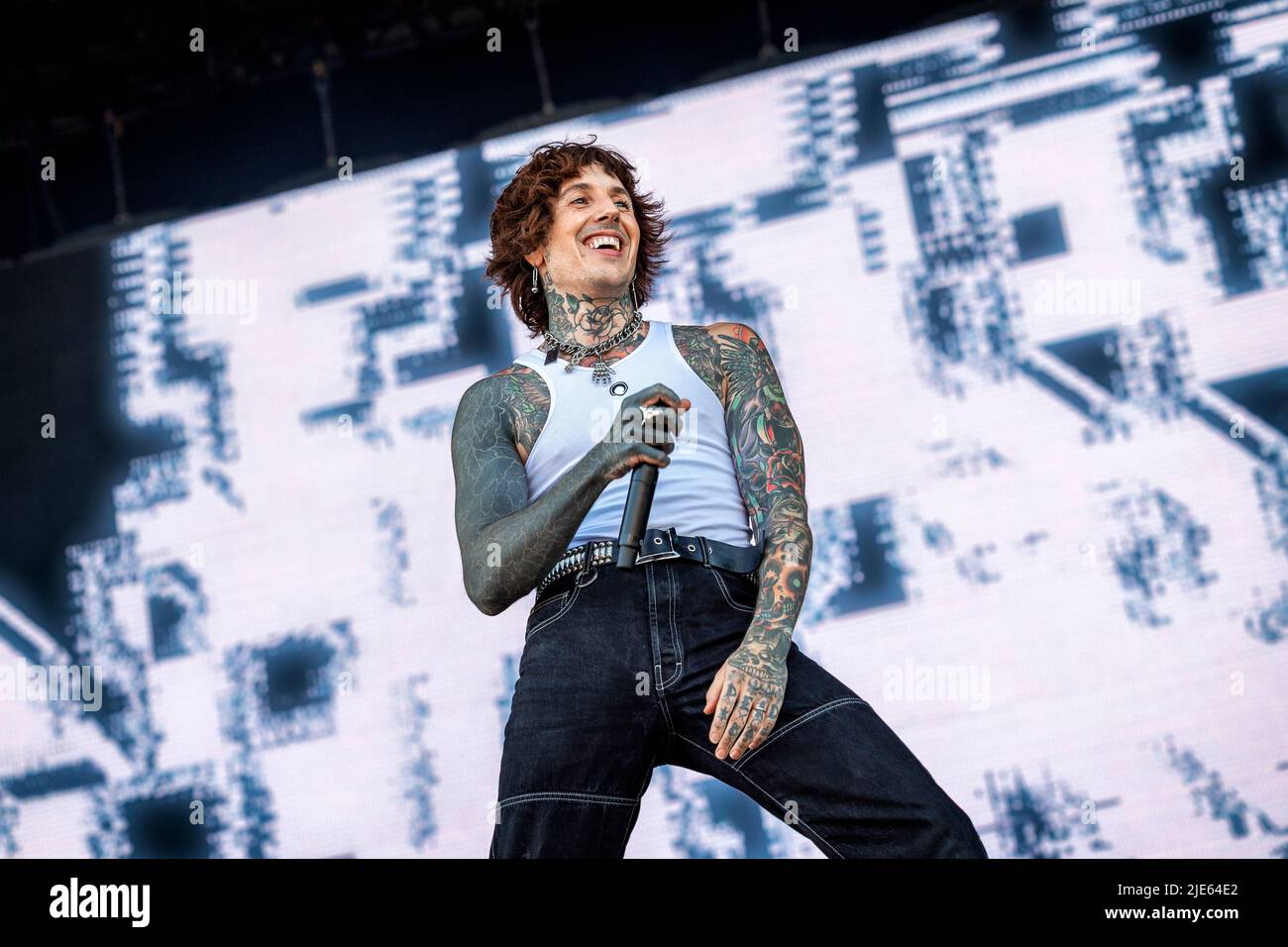 Oslo, Norwegen. 24., Juni 2022. Die britische Metalcore-Band Bring Me The Horizon gibt während des norwegischen Musikfestivals Tons of Rock 2022 in Oslo ein Live-Konzert. Hier ist Sänger Oliver Sykes live auf der Bühne zu sehen. (Foto: Gonzales Photo - Terje Dokken). Stockfoto