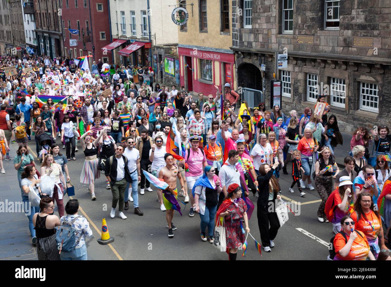 Edinburgh, Schottland, Großbritannien. 25.06.2022. Tausende aller Altersgruppen besuchen den Pride Edinburgh Marsch vom schottischen Parlament durch Canongate, Schottland. Quelle: Arch White/alamy Live News. Stockfoto