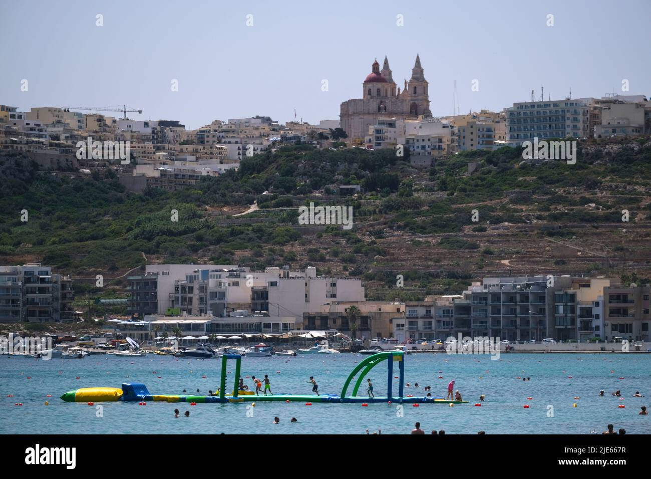 (220625) -- MELLIEHA, 25. Juni 2022 (Xinhua) -- die Menschen genießen ihre Sommerzeit am Mellieha-Strand in Mellieha, Malta, 25. Juni 2022. (Foto von Jonathan Borg/Xinhua) Stockfoto