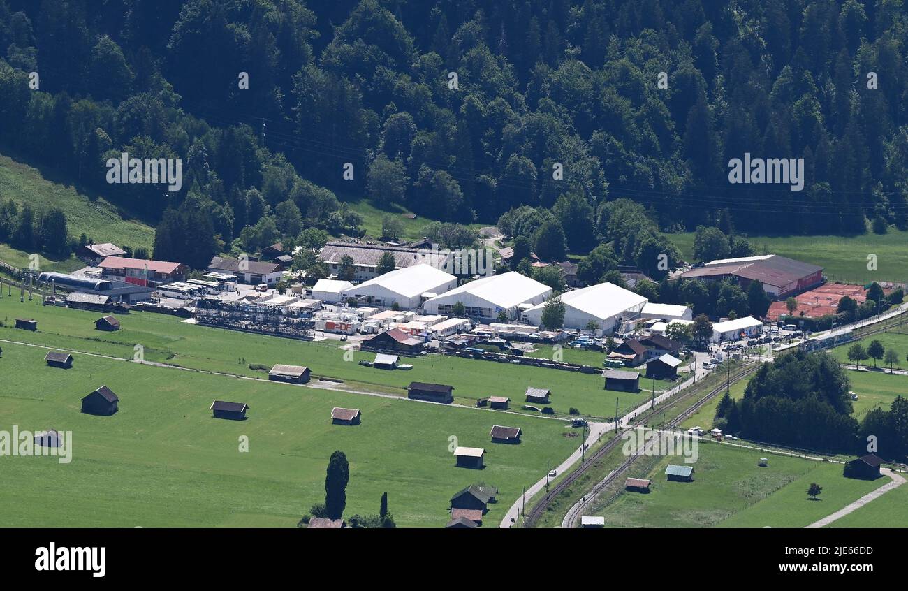 25. Juni 2022, Bayern, Garmisch-Partenkirchen: Das Internationale Medienzentrum wurde auf dem Hausberg-Parkplatz errichtet. Deutschland ist Gastgeber des Gipfeltreffens der wirtschaftlich starken Demokratien G7 (26.-28. Juni). Foto: Angelika Warmuth/dpa Stockfoto