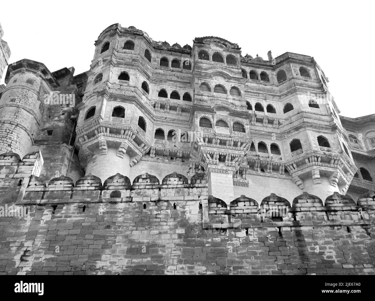 Monochromes Bild der atemberaubenden Fassade des historischen Gebäudes in Mehrangarh Fort-Komplex, Jodhpur, Rajasthan, Indien Stockfoto