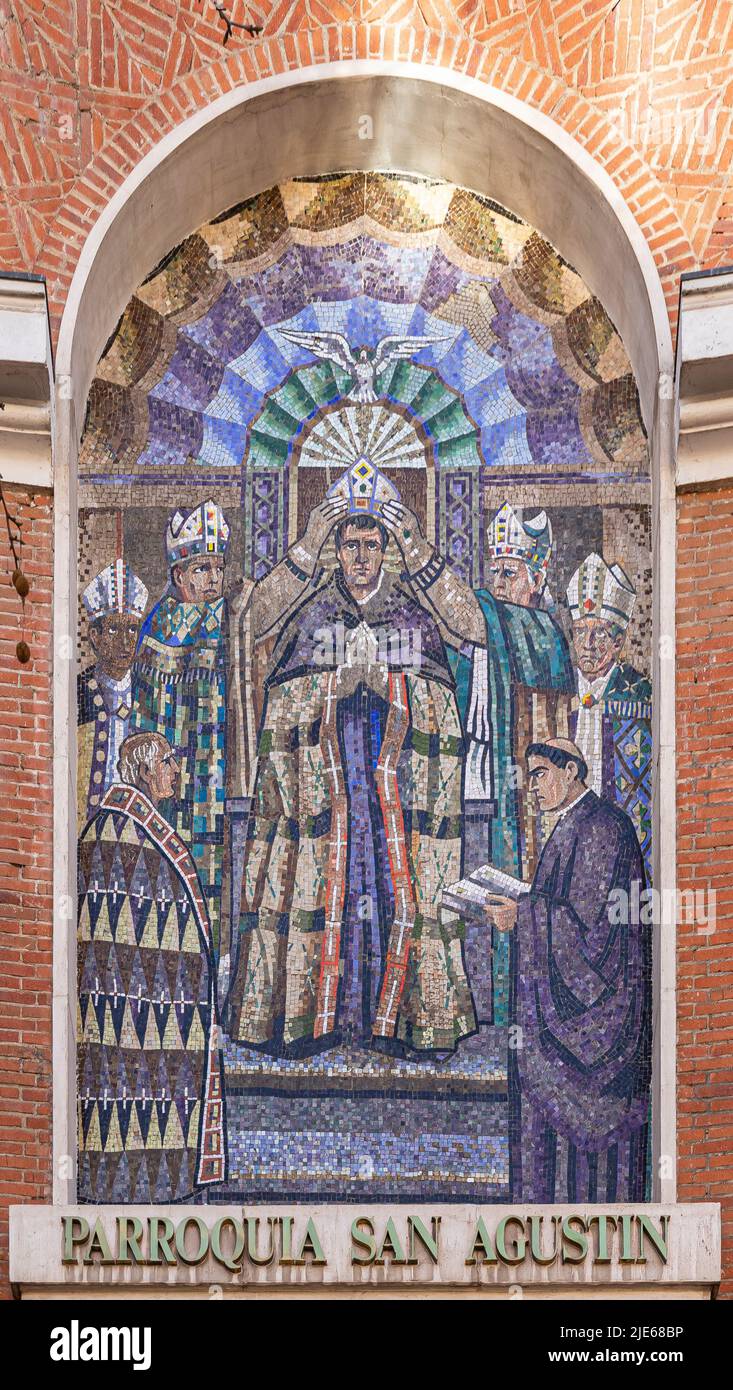 Madrid, Spanien. Mosaik der Weihe des heiligen Augustinus von Hippo an der Fassade der Kirche Iglesia de San Agustin de Hipona Stockfoto