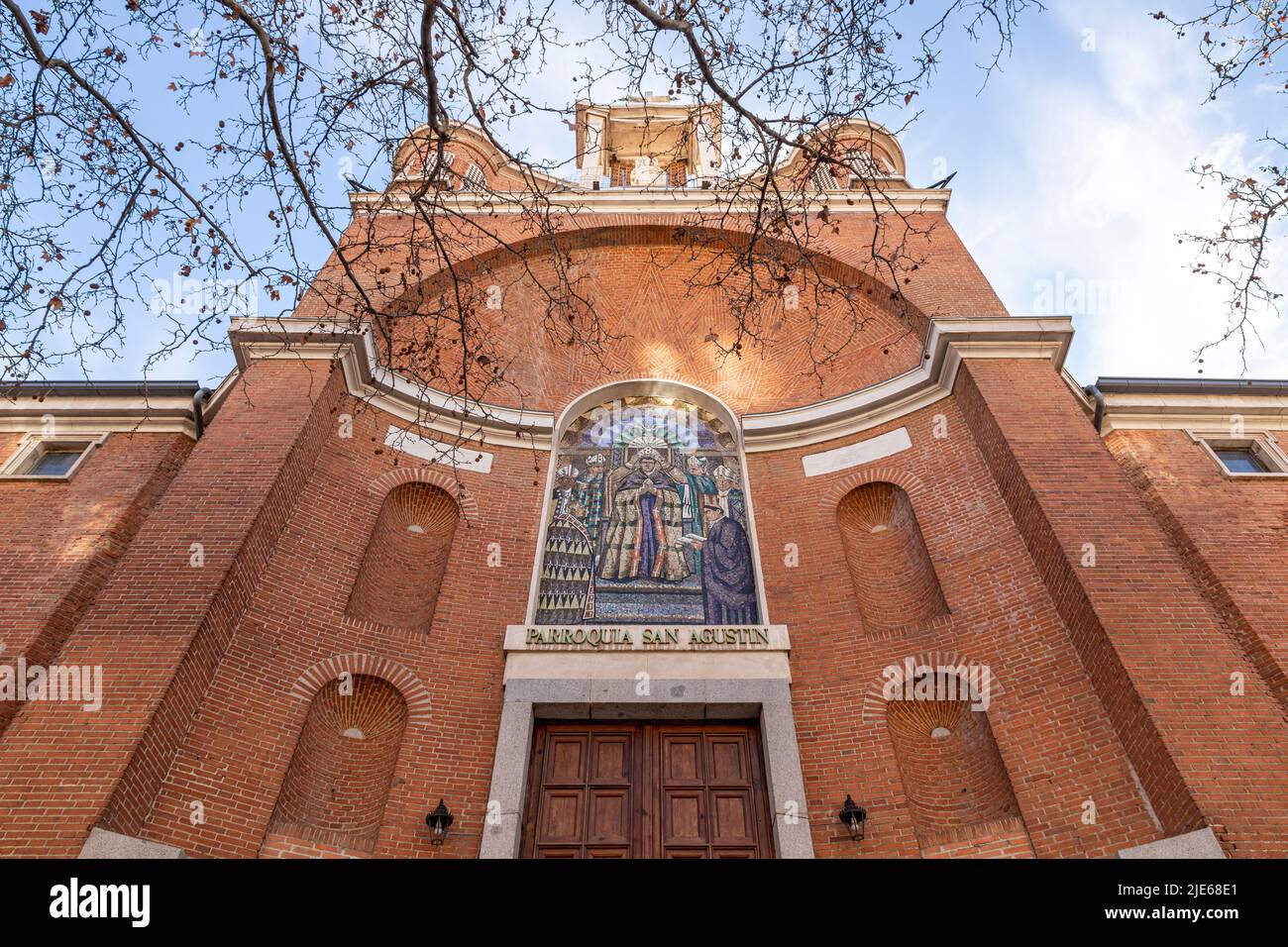 Madrid, Spanien. Hauptfassade der Iglesia de San Agustin de Hipona (Kirche des heiligen Augustinus von Hippo), von Luis Moya Blanco in der Straße Joaquin Costa Stockfoto