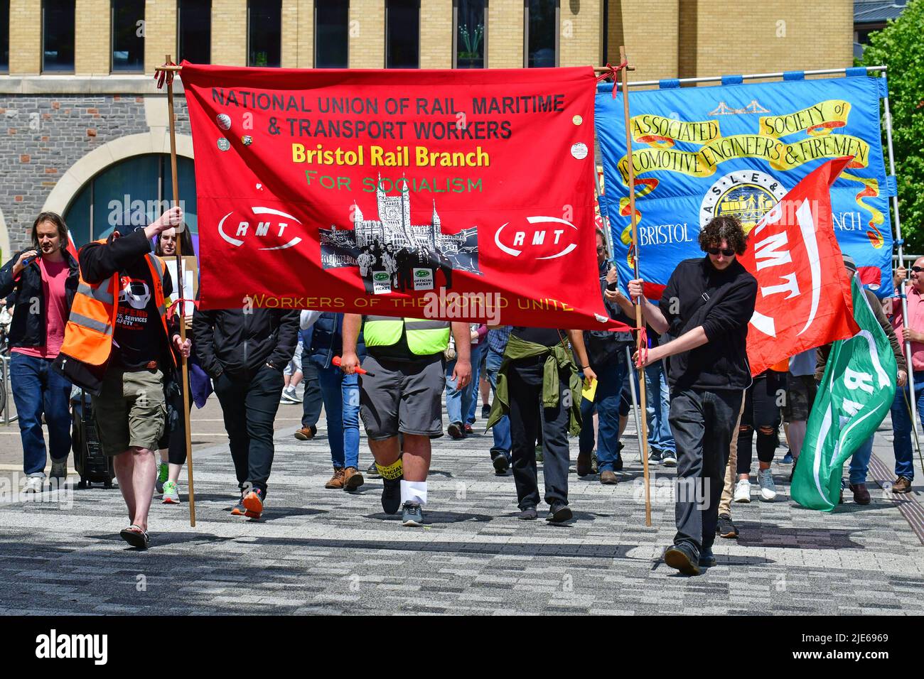 Bristol, Großbritannien. 25.. Juni 2022. Bei einem warmen Mittagessen am Temple Quay, Bahnhof Bristol Templemeads, bereitet sich eine Versammlung von Streikenden der Eisenbahngewerkschaft auf einen marsch in der Stadt Bristol vor, der die Bedingungen für den Betrieb und die Bezahlung der Eisenbahn in Anspruch nimmt. Bildquelle: Robert Timoney/Alamy Live News Stockfoto