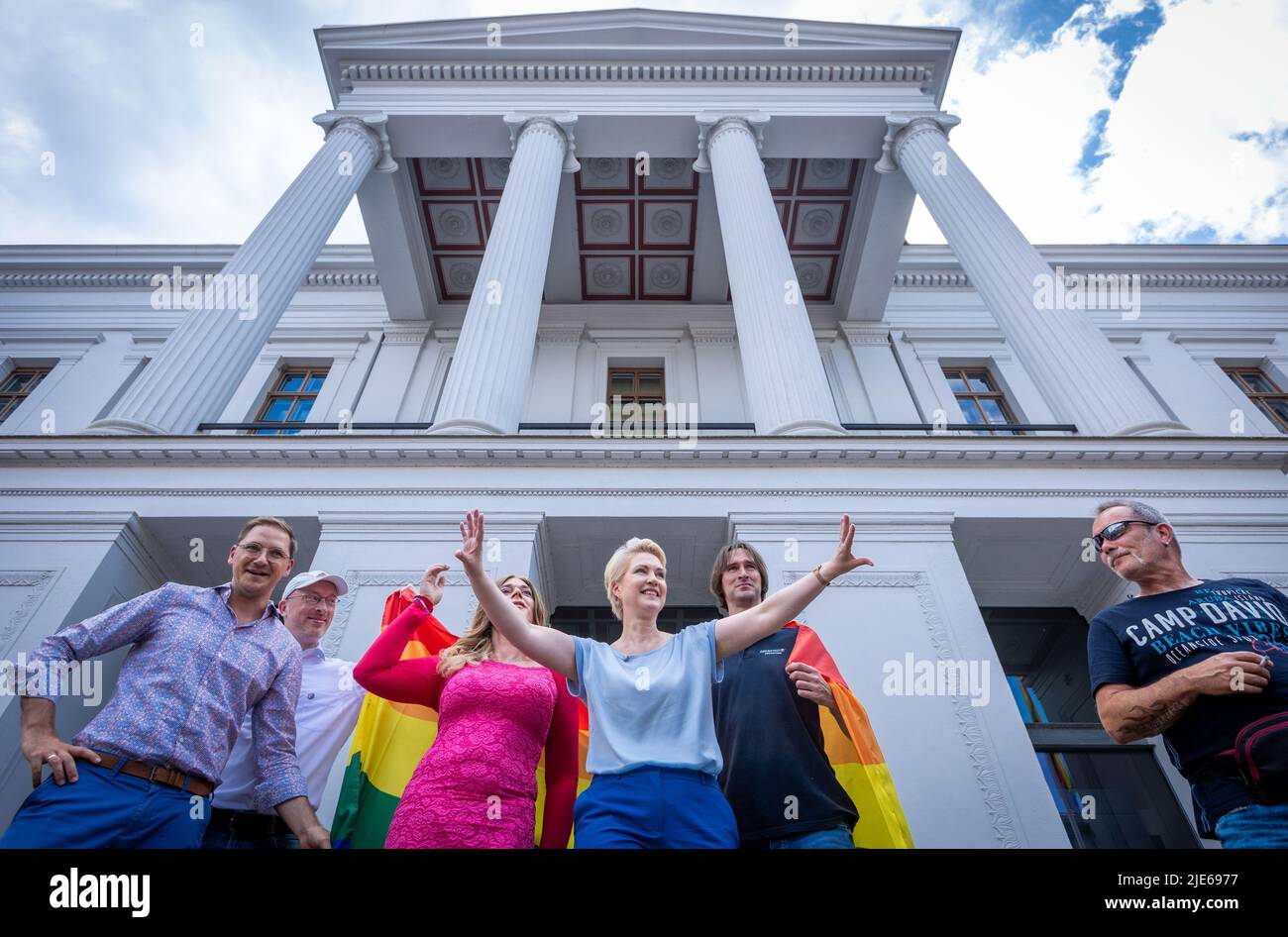 Schwerin, Deutschland. 25.. Juni 2022. Manuela Schwesig (SPD, M), Ministerpräsidentin von Mecklenburg-Vorpommern, feiert mit Teilnehmern am Christopher Street Day 16. unter dem Motto „Wissen schafft Vielfalt“. Farbenfroh kostümiert versammelt sich die meist jüngere Menge im Alten Garten. Die CSD soll die Menschen an die Rechte von Lesben, Schwulen, Bisexuellen, Transgender, Intersex und queeren Menschen erinnern. Quelle: Jens Büttner/dpa/Alamy Live News Stockfoto