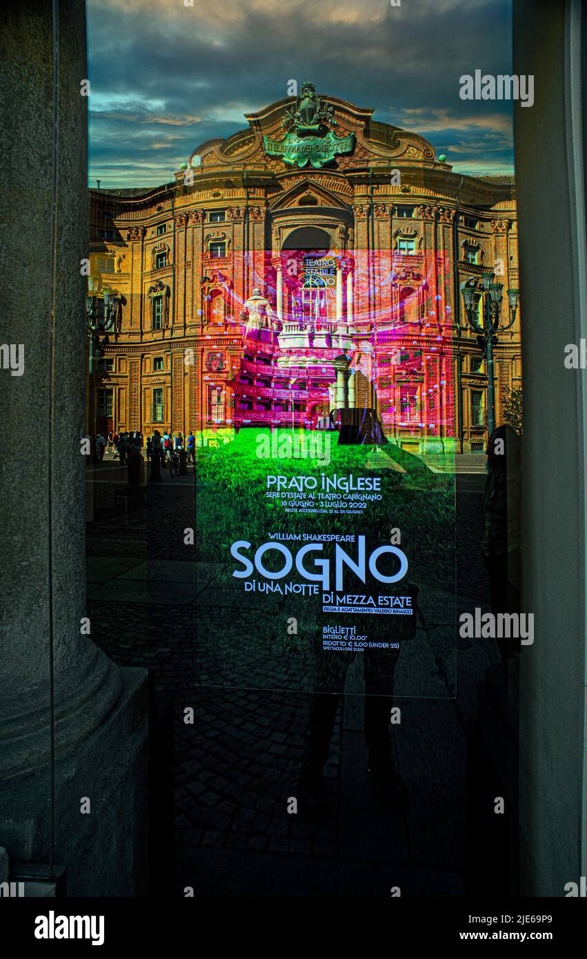 Italien Piemont Turin Piazza Carignano Carignano Palast spiegelt sich auf dem Glas des Theaters Carignano Stockfoto