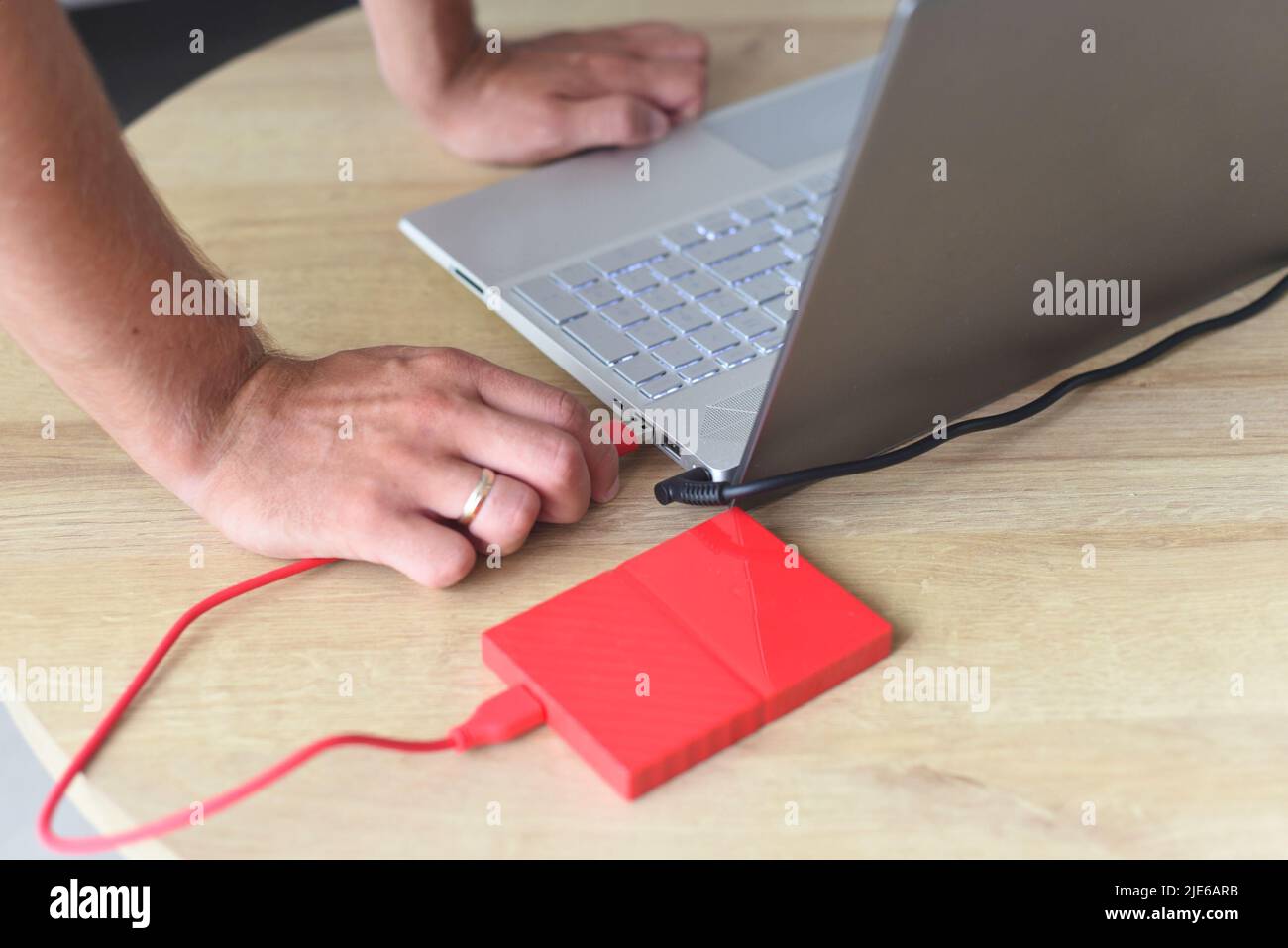 Ein Handstecker einer Festplatte in den Computer Stockfoto