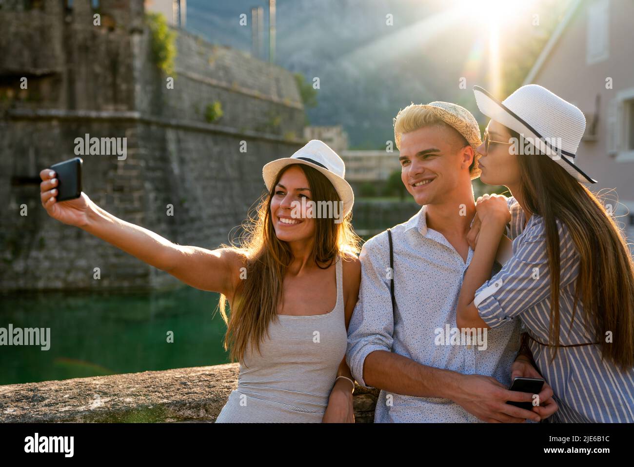 Eine Gruppe von glücklichen Freunden, die gemeinsam reisen und Sommerferien verbringen. Stockfoto Eine Gruppe von glücklichen Freunden, die gemeinsam reisen und Sommerferien verbringen. Stockfoto