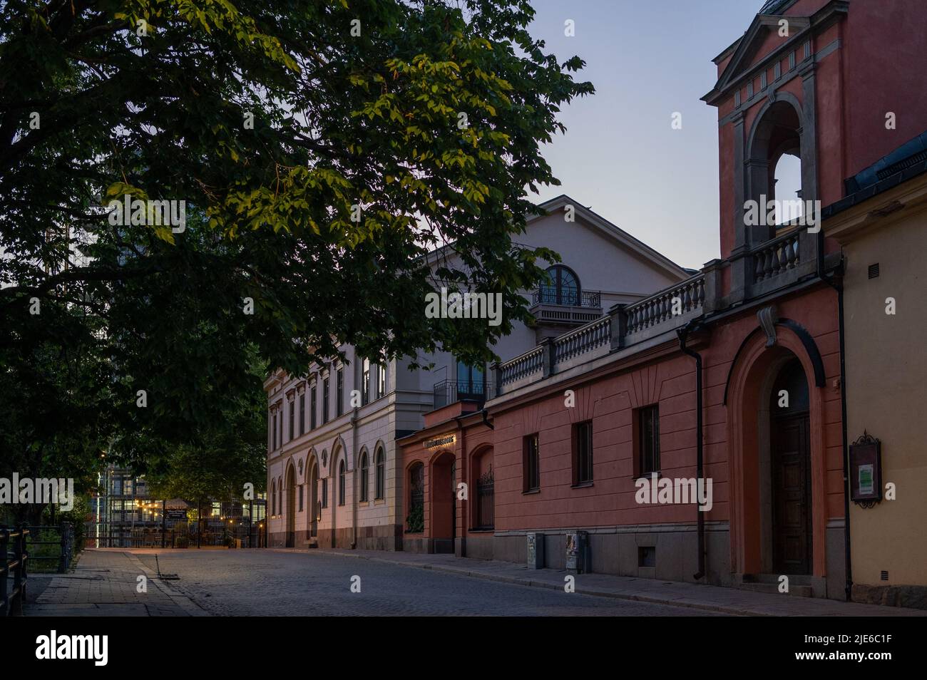 Historischer Block Knäppingsborg während der Mittsommernacht in Norrköping, Schweden Stockfoto