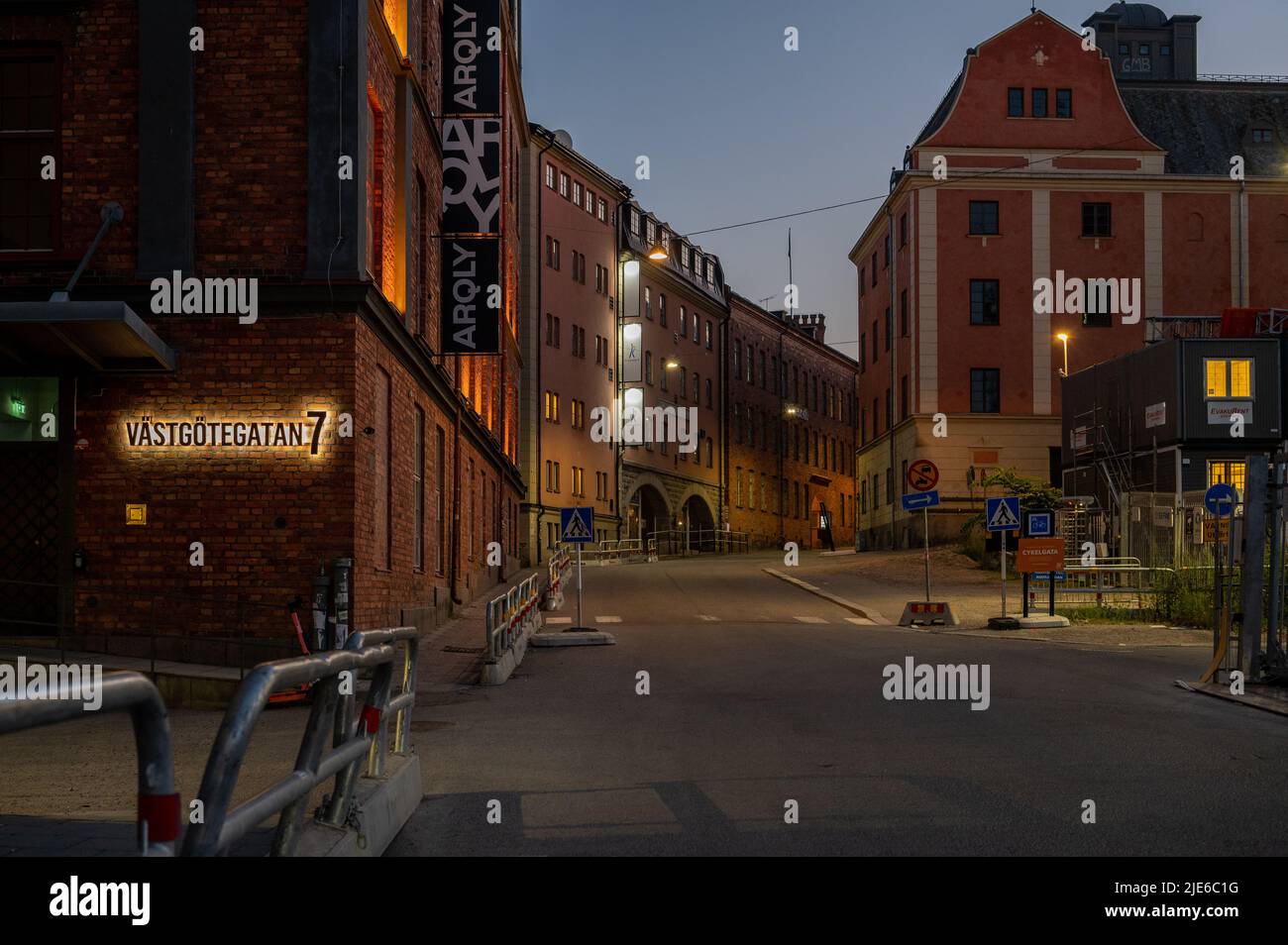 Historische Straße Västgötegatan während der Mittsommernacht in Norrköping, Schweden Stockfoto