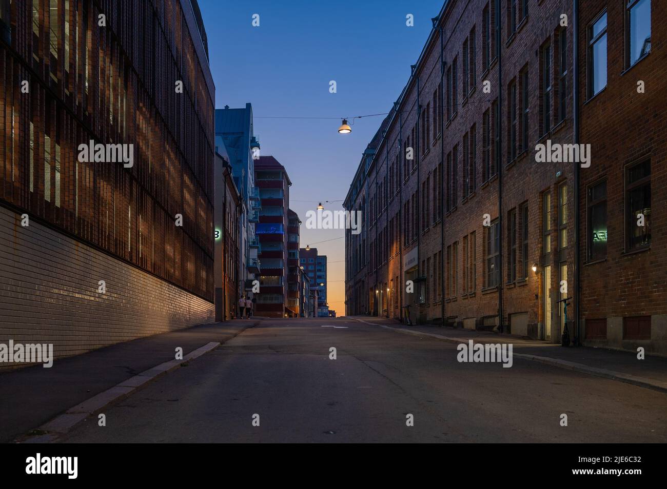 Historische Straße Garvaregatan während der Mittsommernacht in Norrköping, Schweden Stockfoto