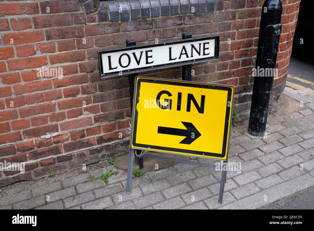 Love Lane in der Stadt canterbury, ein gelbes Schild mit dem Wort Gin angezeigt, East kent, großbritannien juni 2022 Stockfoto