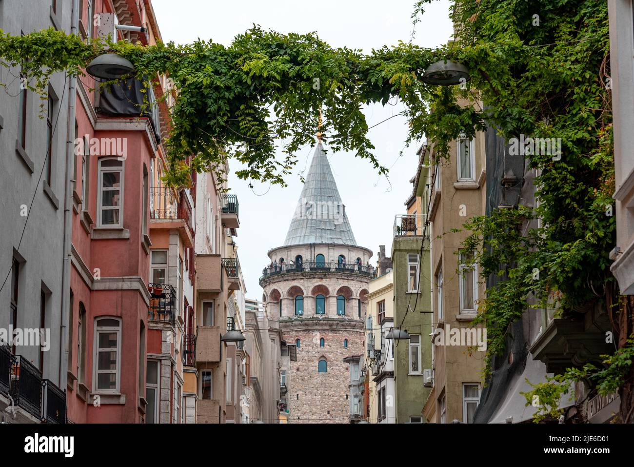 Istanbuls Stadtbild zeigt die einzigartige Mischung aus Ost und West, mit historischen Wahrzeichen, Moscheen und geschäftigem urbanen Leben. Befindet sich auf beiden Seiten von t Stockfoto
