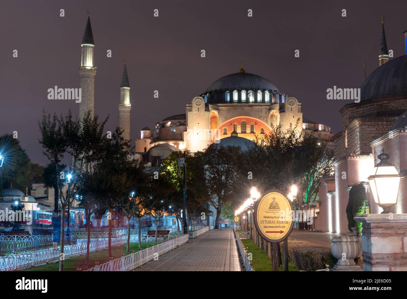 Istanbuls Stadtbild zeigt die einzigartige Mischung aus Ost und West, mit historischen Wahrzeichen, Moscheen und geschäftigem urbanen Leben. Befindet sich auf beiden Seiten von t Stockfoto