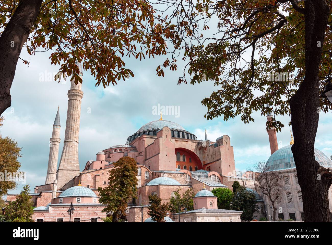 Istanbuls Stadtbild zeigt die einzigartige Mischung aus Ost und West, mit historischen Wahrzeichen, Moscheen und geschäftigem urbanen Leben. Befindet sich auf beiden Seiten von t Stockfoto
