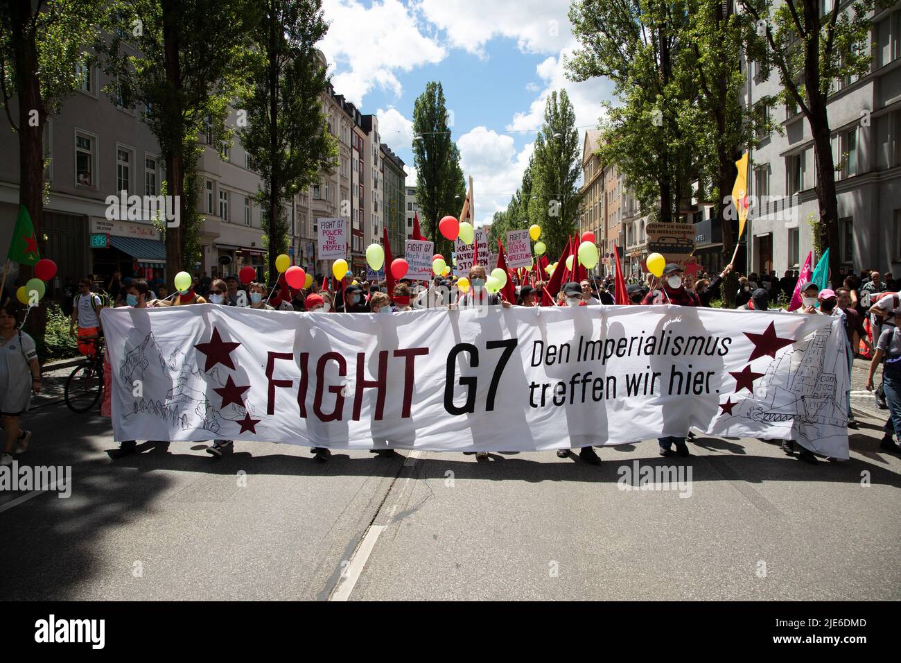 Am 25. Juni nahmen 2022 7000 Menschen an der Anti-G7-Demo in München Teil, um gegen Artensterben, soziale Ungleichheit und die Klimakrise zu protestieren. (Foto von Alexander Pohl/Sipa USA) Stockfoto