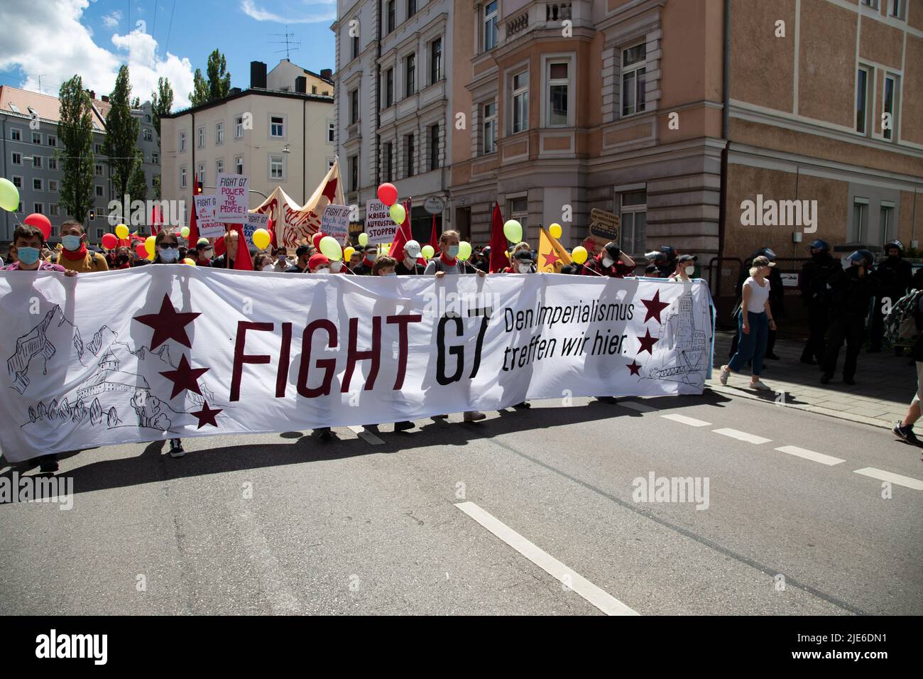 Am 25. Juni nahmen 2022 7000 Menschen an der Anti-G7-Demo in München Teil, um gegen Artensterben, soziale Ungleichheit und die Klimakrise zu protestieren. (Foto von Alexander Pohl/Sipa USA) Stockfoto