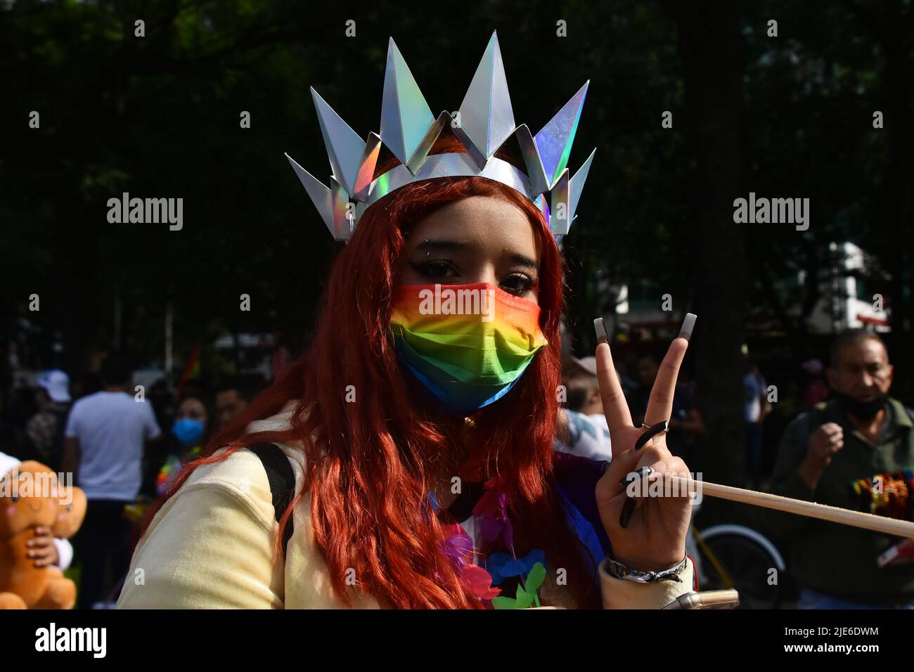 Mexiko-Stadt, Mexiko-Stadt, Mexiko. 25.. Juni 2022. 25. Juni 2022, Mexiko-Stadt, Mexiko: Ein Mitglied der LGBBTTIQ-Gemeinschaft nimmt an der farbenfrohen Parade Teil, die im Rahmen des jährlichen Pride march 44. bei Angel of Independence stattfindet. Menschen aus der ganzen Welt nehmen an der weltweiten Feier des Stolzes Teil und gedenken der Steinwall-Unruhen. Am 25. Juni 2022 in Mexiko-Stadt, Mexiko. (Bild: © Carlos Tischler/eyepix via ZUMA Press Wire) Stockfoto