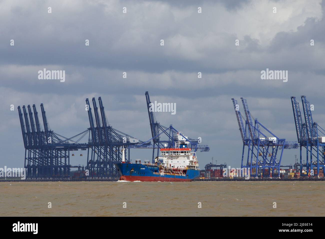 Der Tanker Pavino verlässt Harwich Haven auf dem Weg nach Rotterdam. Stockfoto